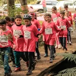Criancas-participando-da-Copa-Kids-Monte-Verde-2025-enfrentando-lama-e-frio-na-trilha-de-Trail-Running-no-Bosque-Gato-de-Botas