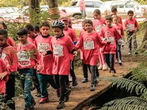Criancas-participando-da-Copa-Kids-Monte-Verde-2025-enfrentando-lama-e-frio-na-trilha-de-Trail-Running-no-Bosque-Gato-de-Botas
