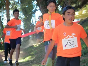 Momento de confraternização entre pais e crianças ao final da etapa da Copa Kids 2025 em Monte Verde