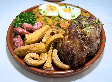 Restaurante da Gi - Pratos típicos da comida mineira em Monte Verde, como feijão-tropeiro e costelinha mineira