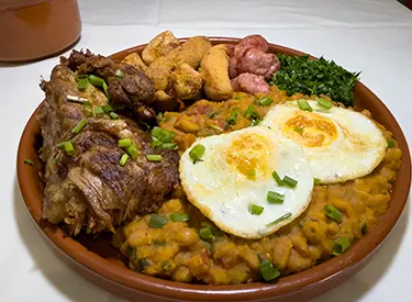 Restaurante da Gi - Pratos típicos da comida mineira em Monte Verde, como feijão-tropeiro e costelinha mineira